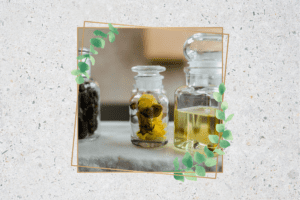 استخدام الخل لعلاج فطريات الأظافر في القدميننعم، يمكن استخدام الخل لعلاج فطريات الأظافر في القدمين أيضًا، حيث يحتوي الخل على مواد مضادة للفطريات ويمكن استخدامه للتخلص من الفطريات التي تصيب الأظافر في القدمين. ويمكن استخدام الخل لعلاج فطريات الأظافر في القدمين عن طريق القيام بالخطوات التالية: خلط الخل مع الماء: يمكن خلط ملعقتين كبيرتين من الخل الأبيض مع كوب من الماء الدافئ. تنظيف الأظافر: ينبغي تنظيف الأظافر جيدًا باستخدام صابون اليدين بالماء الفاتر، وجففيه جيدًا. تطبيق الخل: ينبغي وضع القدمين في محلول الخل والماء لمدة 15 دقيقة على الأقل. التجفيف: ينبغي جفاف القدمين جيدًا بعد إخراجها من محلول الخل والماء. التكرار: ينبغي تكرار هذه العملية مرتين يوميًا لعدة أسابيع حتى يتم التخلص من الفطريات. وينبغي الحرص على عدم استخدام الخل في حالة وجود جروح أو تشققات في الأظافر أو القدمين، كما ينبغي استشارة الطبيب قبل البدء في استخدام أي علاج منزلي لعلاج فطريات الأظافر في القدمين، خاصة إذا كانت الحالة شديدة أو لم تستجب للعلاج المنزلي.