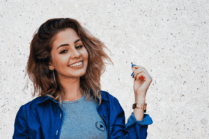 الليزر لعلاج تساقط الرموش الليزر لعلاج تساقط الرموشلا يمكن استخدام الليزر لعلاج تساقط الرموش بشكل دائم. عادةً ما يتم استخدام الليزر لعلاج بعض المشاكل التي تؤدي إلى تساقط الرموش، مثل التهاب الجفن والإصابة بالاضطرابات الهرمونية، وذلك لتحفيز نمو الشعر وتحسين صحة الرموش. ومع ذلك، قد يتطلب العلاج بالليزر جلسات متكررة للحفاظ على النتائج المحسوسة، وقد يحتاج المرضى إلى العودة لإجراءات العلاج بشكل دوري. علاوة على ذلك، يجب الانتباه إلى أن استخدام الليزر في علاج تساقط الرموش يعتبر إجراء جراحي وقد يحمل بعض المخاطر، ولذلك يجب استشارة الطبيب المختص والتأكد من أن العلاج بالليزر هو الخيار الأنسب للحالة الصحية الخاصة بك.
